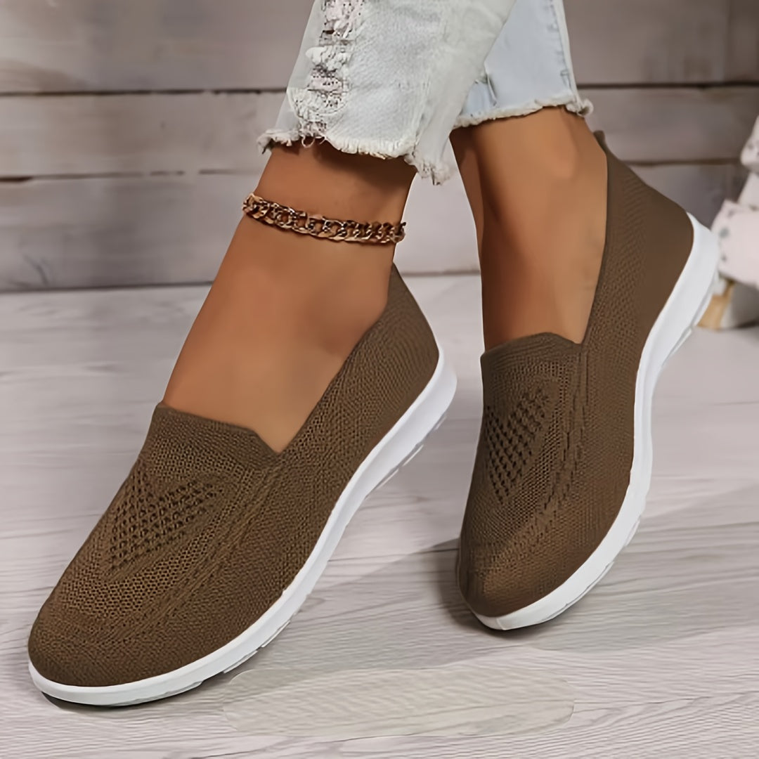 Ayollar uchun slip-on krossovkalari yengil va nafas oladigan, PVC taglik va mato astar bilan. Har mavsum uchun mukammal, bir nechta ranglarda mavjud.