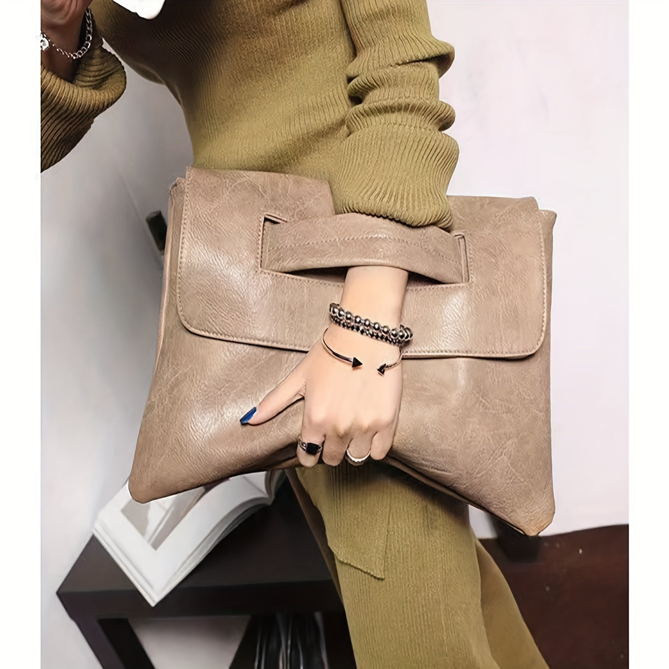 Qora PU clutch sumka, olib tashlanadigan kamar va magnit yopilish bilan