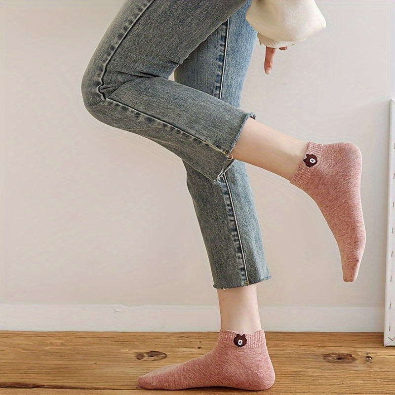 95% polyester va 5% elastan dan tayyorlangan 10 juft ayollar uchun multfilm ayiq ankle paypoqlari. Tikilgan, engil va nafas oladigan to'qima. Mashinada yuvish mumkin va zamonaviy.