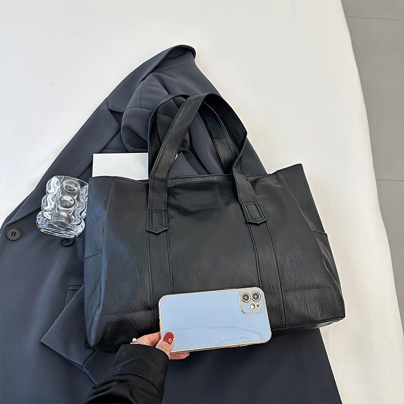 Ayollar uchun zamonaviy qora to'plam sumkasi, egiluvchan dizayn, zip yopilishi, bir nechta bo'limlar va polyester astar bilan.