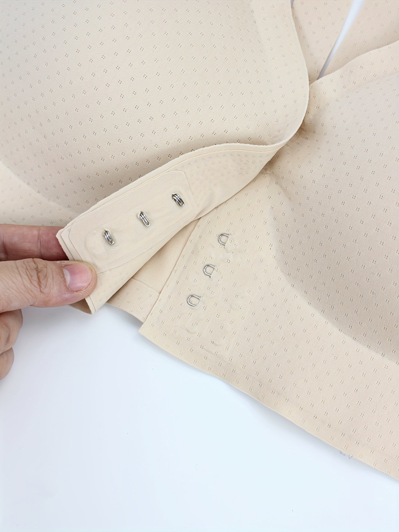 Ayollar uchun qulay va havo o'tkazuvchi tugmachali brass.