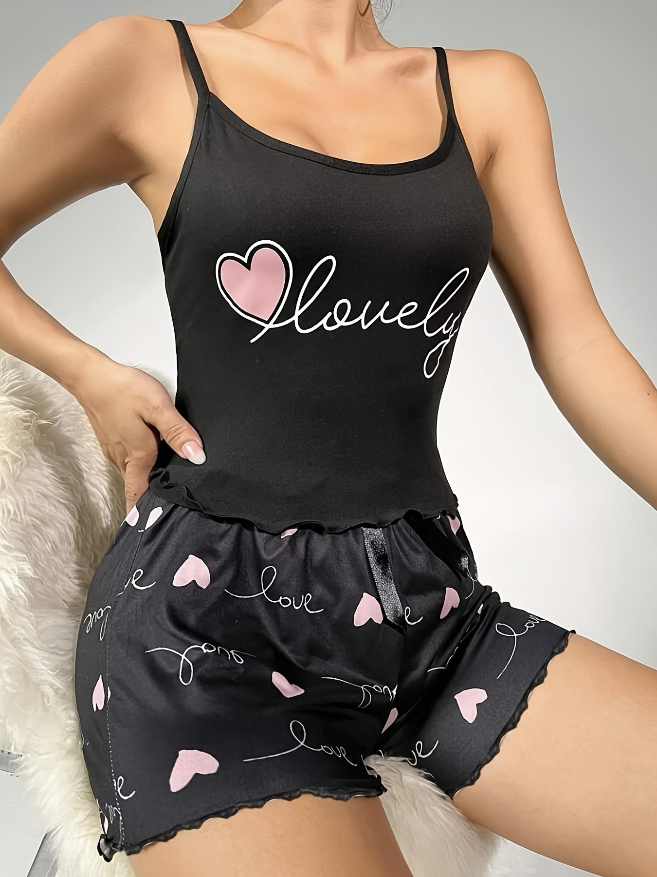 Conjunto de ropa de dormir para mujer con pantalones cortos con borde de volante y estampado de corazones con letras