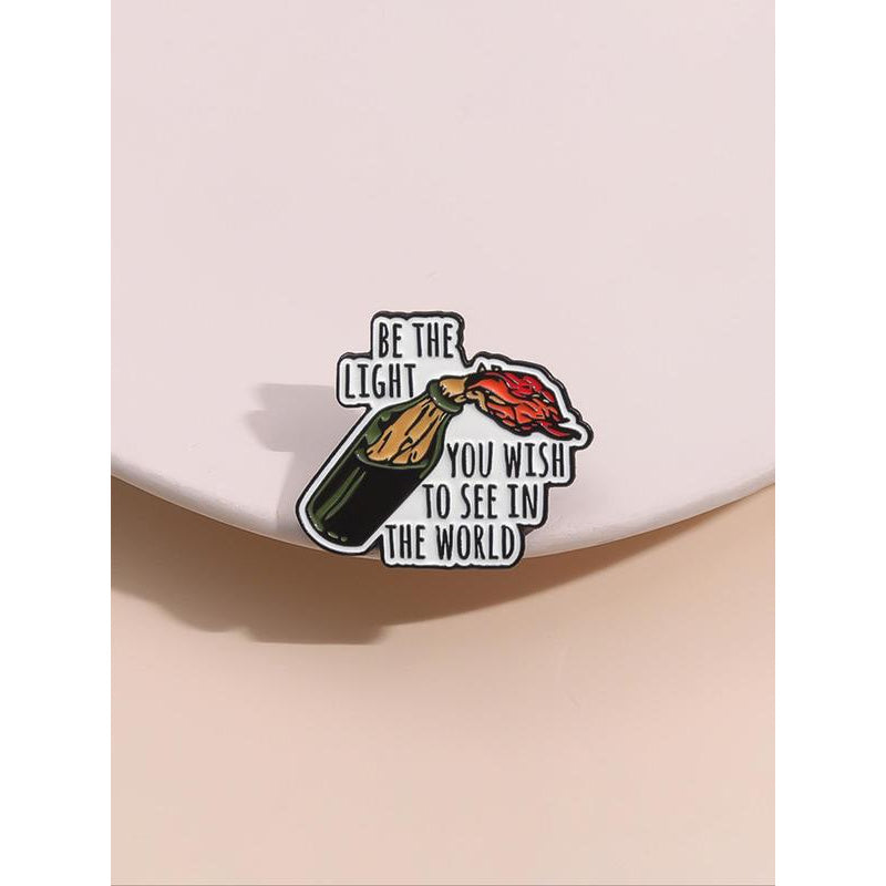 Inspiratsion iqtibos bilan emal pin broshka: "Yorug'lik bo'l" - modali ruxsatnoma, jinsi, sharf, shlyapa uchun motivatsion dizayn. Zamonaviy va ko'p qirrali, ochiq havoda foydalanish uchun mukammal. Tug'ilgan kun sovg'asi uchun ideal.