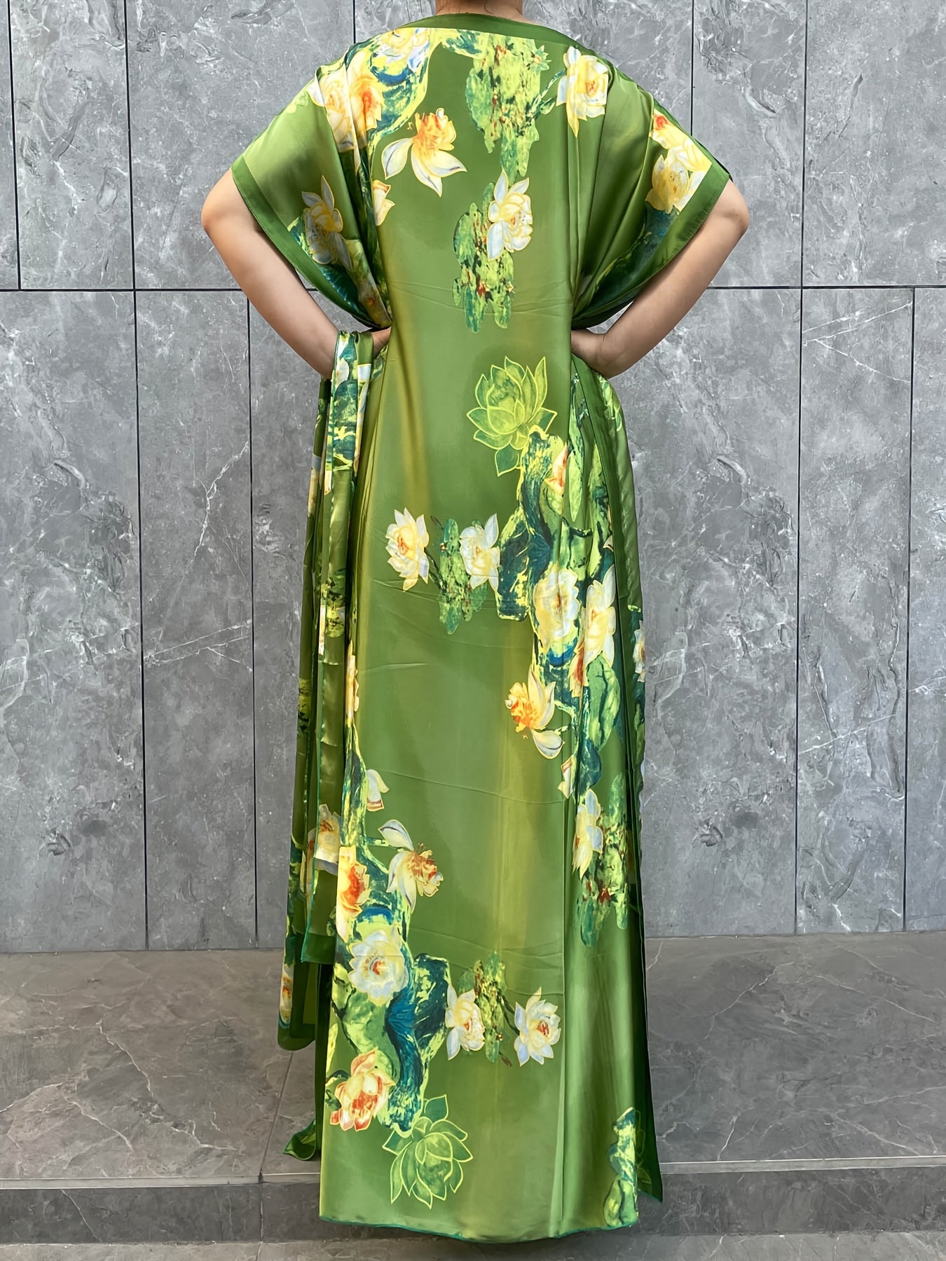 Plus o'lchamli O'rta Sharq an'anaviy kiyimlari gul bilan maxi kiyingan boshbog'li