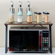 Oʻrmonli mikrotoʻlqinli pech uchun saqlash javonlari bilan oshxona tashkiloti uchun stol