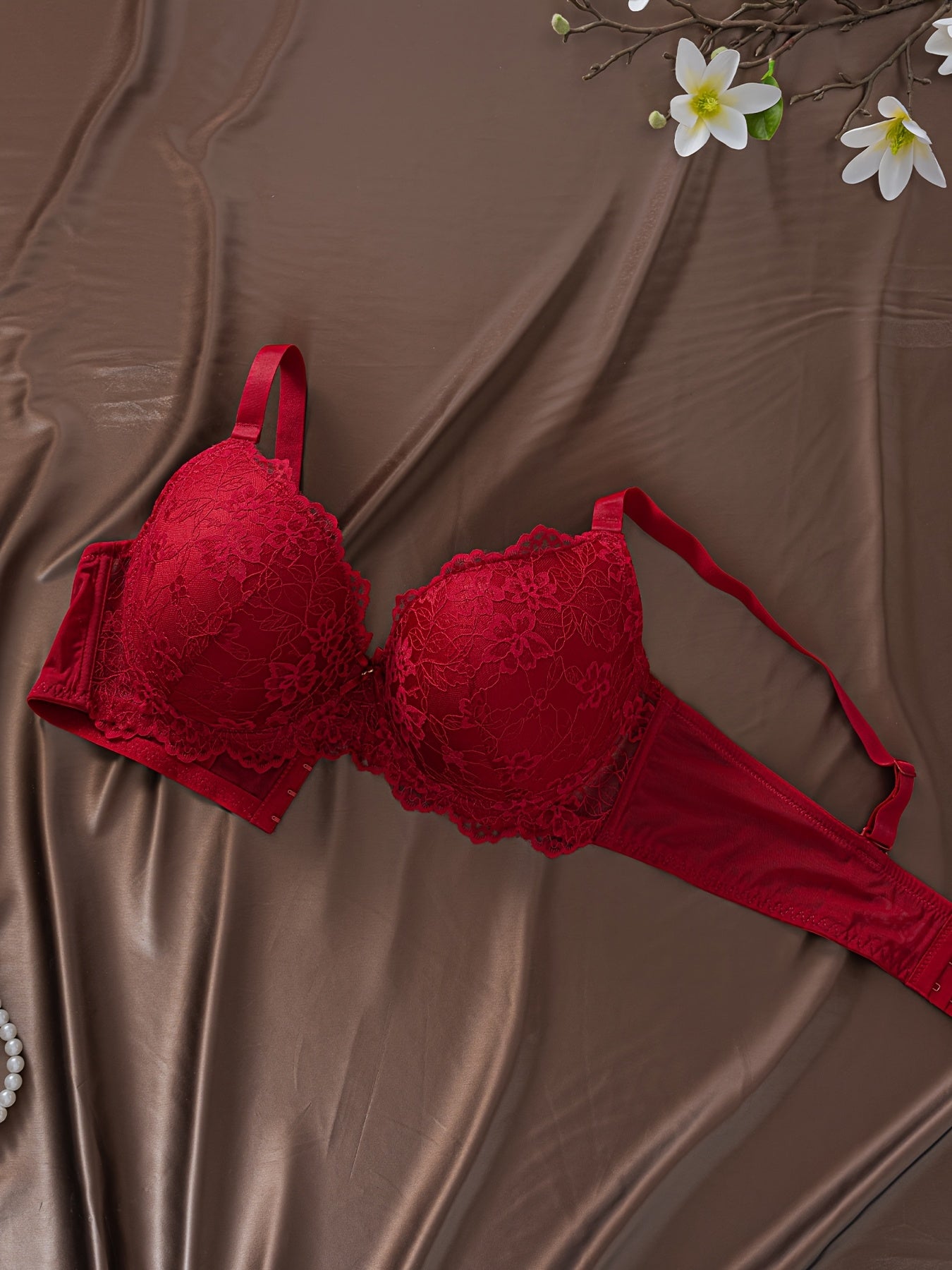 Conjunto de sujetadores de encaje de talla grande con aros y almohadillas no removibles en negro, blanco y rojo, con encaje floral y de borde festoneado