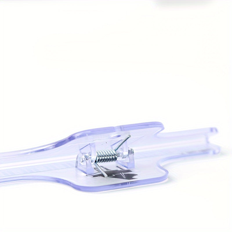 Usul va bardoshli shaffof pianino notalari kliplari, xodim notasi bilan. Pianino partitalarini va notalarni tartibga solish uchun mukammal. Qora va shaffof variantlarda mavjud. Qog'ozni mustahkam ushlab turadi.