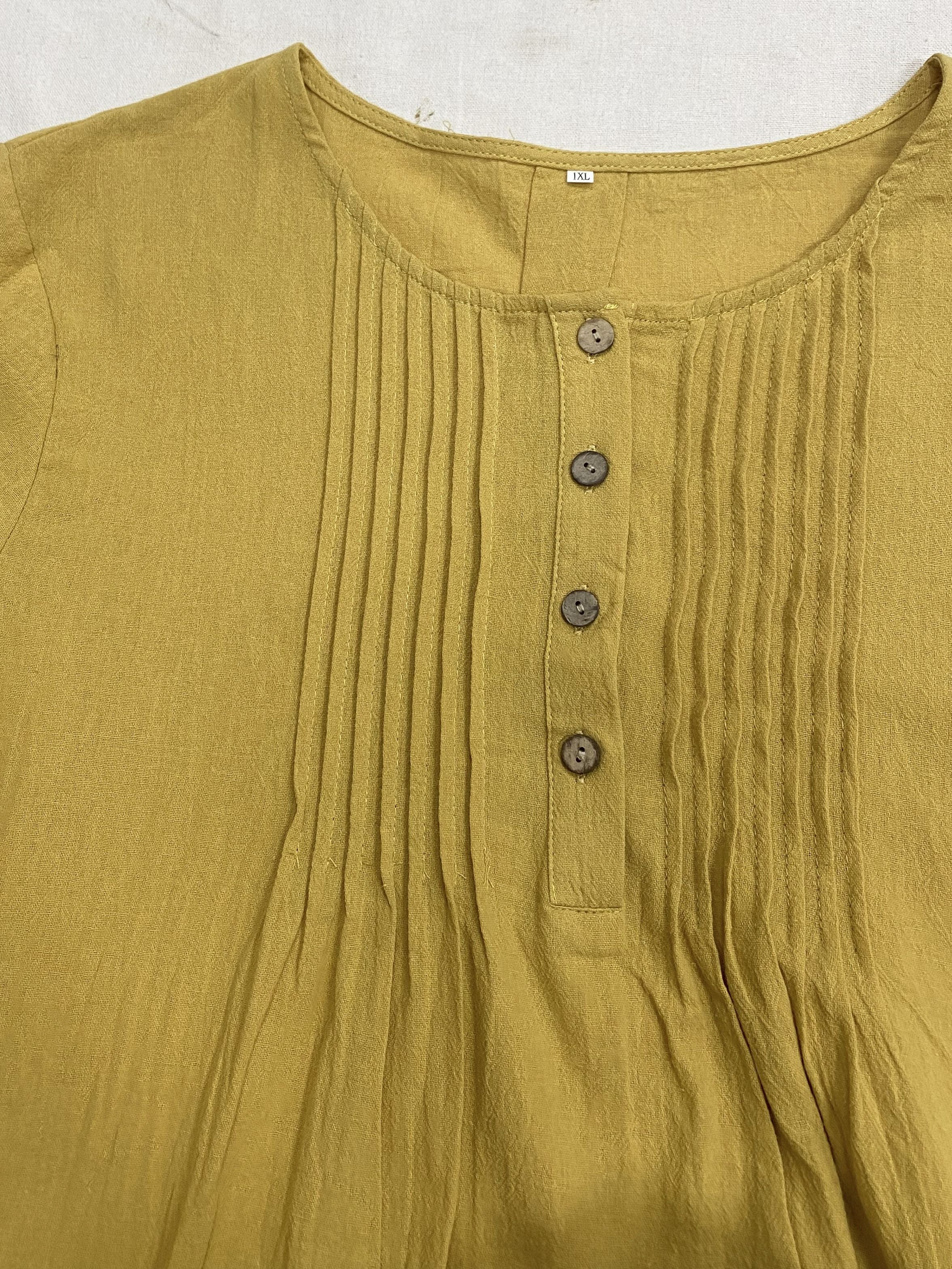 Katta o'lchamdagi ayollar uchun mustahkam pintuck crew neck bluzka, bahor va kuz uchun mukammal.