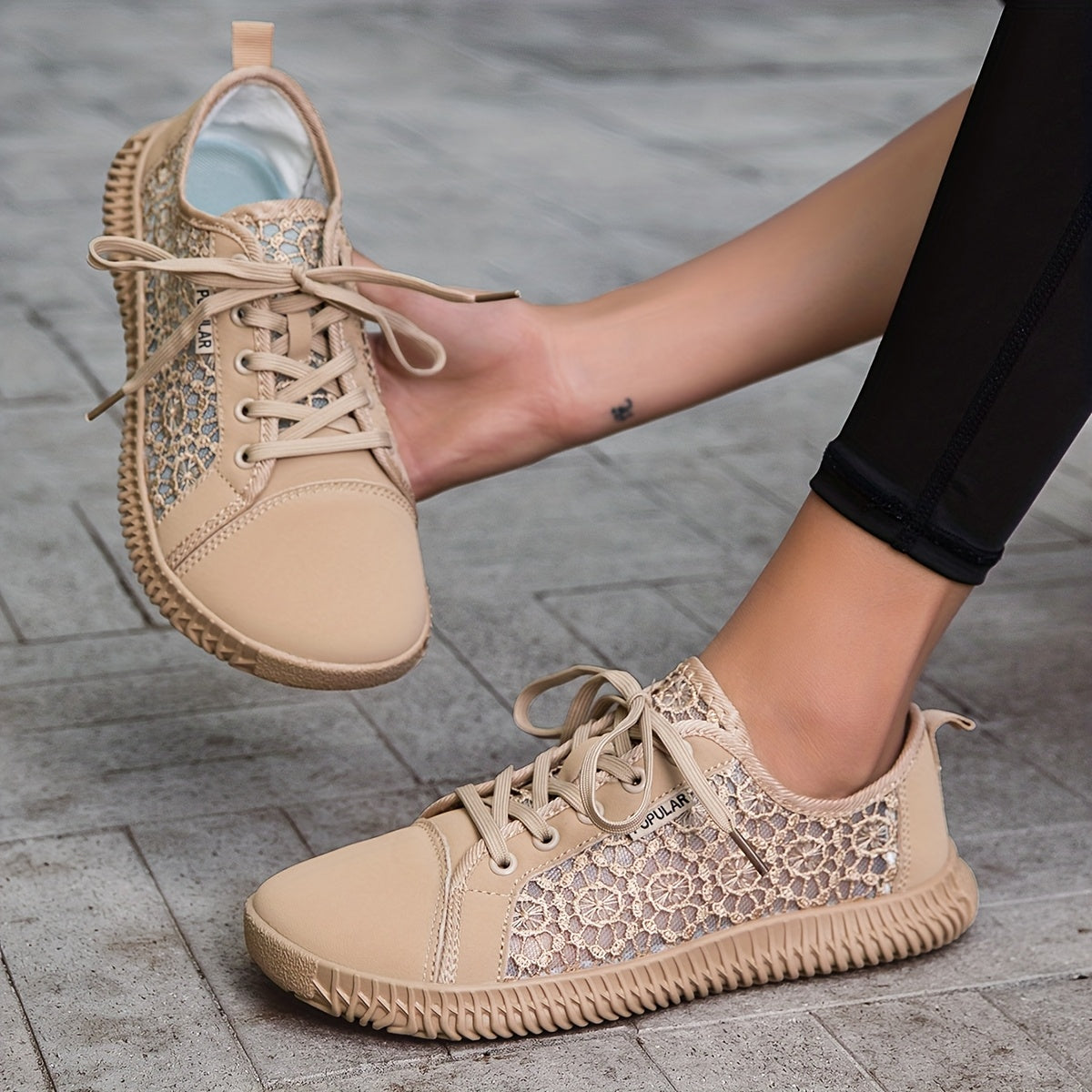 Ayollar uchun tarmoq yengil kundalik sport poyabzali keng modeldagi sneakers