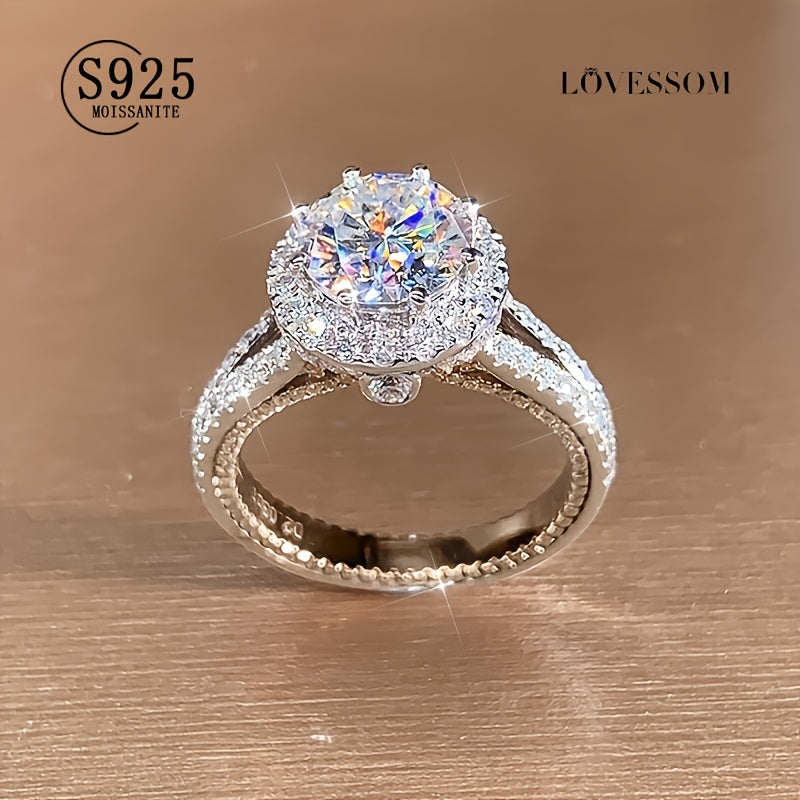LOVSSOM Elegant 2 Carat Moissanite to'y uzuk bilan hashamatni his eting. 925 Sterling Silver bilan tayyorlangan, bu to'ylar, yubileylarga va maxsus tadbirlarga ideal tanlovdir. Mukammal taqdimot uchun go'zal sovg'a qutisida keladi.