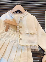 Qizlar uchun nafis sud uslubidagi kiyim to'plami, dantel tafsilotlari bilan uzun qo'lqopli krujka ko'ylak va pliseli yubkadan iborat, polyester va aralashmadan tayyorlangan, bahor va kuz uchun mukammal.