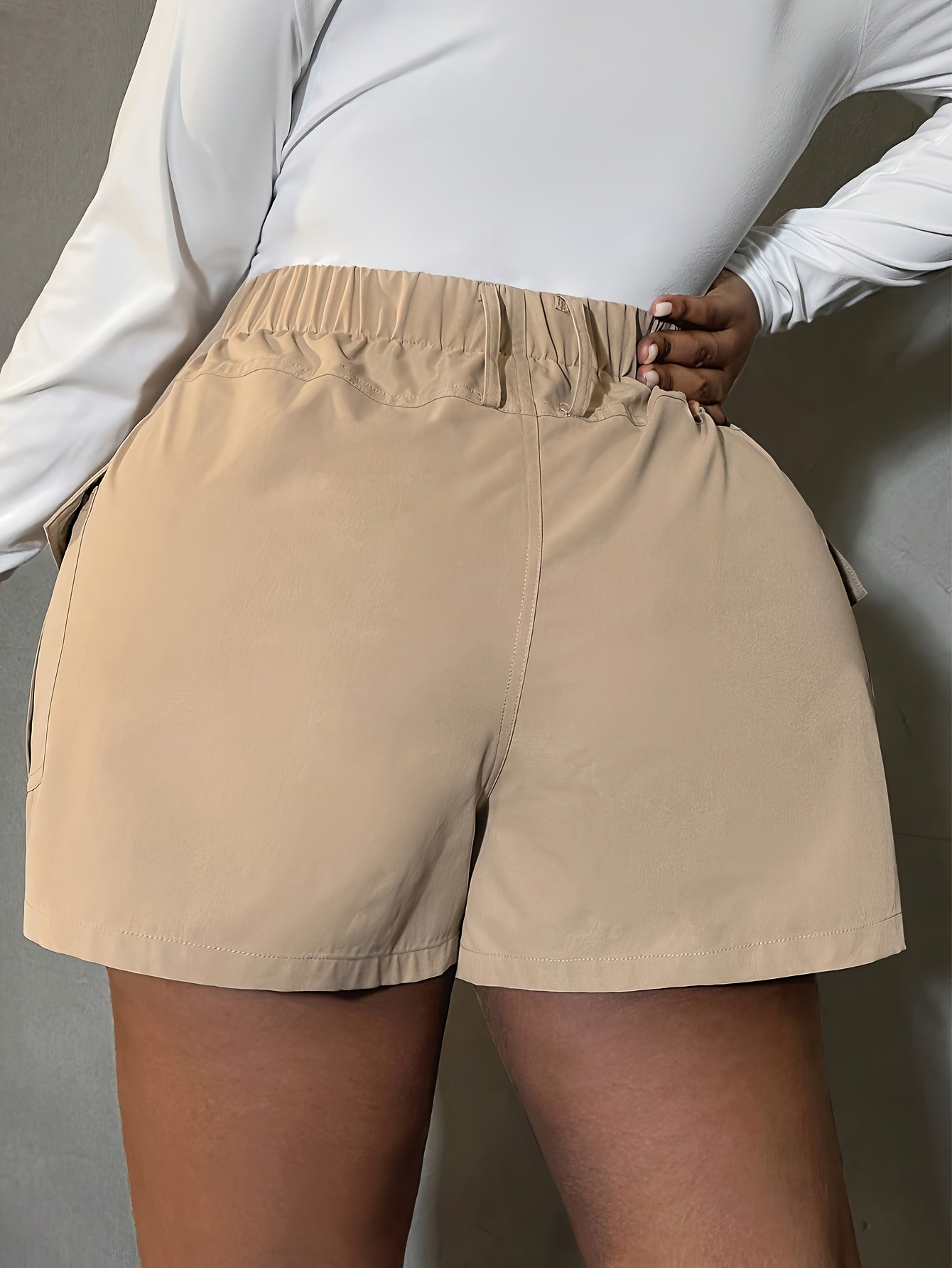 Ayollar uchun keng ko'lamli kundalik shortlar, cho'ntaklar bilan, polyester, bir rangli