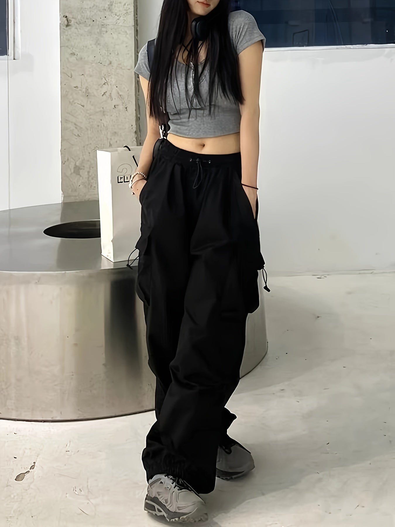 Ayollar uchun tasodifiy yuk shimlari, bir rangli polyesterdan tayyorlangan, bahor va kuz modasi uchun mukammal. Bir nechta cho'ntaklar va to'qilgan to'qima bilan ajralib turadi, kattalar uchun mos keladigan dizayn.