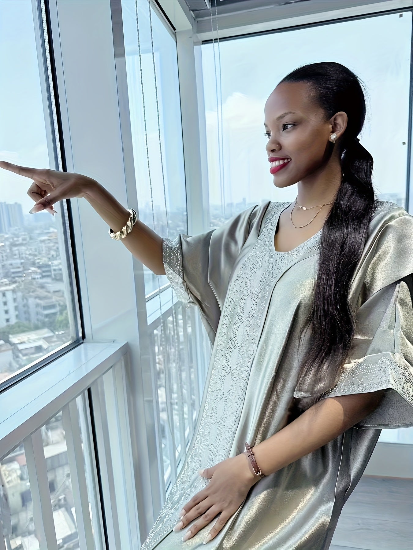 Ayollar uchun kattaroq o'lchamdagi V-yengli kaftan kiyi bilan rhinestone bezaklari, bej