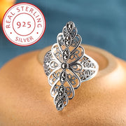 Haqiqatanan noyob sovg'a, bu 6.8 grammli retro bo'sh yurak shaklidagi uzuk 925 kumushdan yasalgan bo'lib, qora zirkoniya bilan o'ziga xos oval to'rt qopqoqli joylashuvga ega. Nozik zargarlikni qadrlaydigan ayollar va erkaklar uchun mukammal.