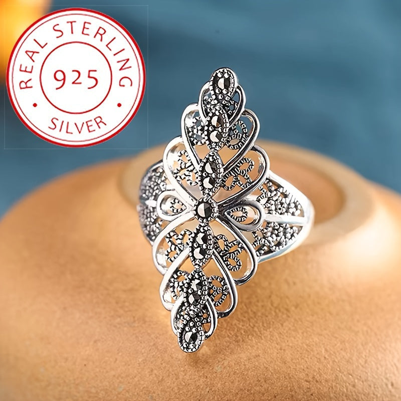 Haqiqatanan noyob sovg'a, bu 6.8 grammli retro bo'sh yurak shaklidagi uzuk 925 kumushdan yasalgan bo'lib, qora zirkoniya bilan o'ziga xos oval to'rt qopqoqli joylashuvga ega. Nozik zargarlikni qadrlaydigan ayollar va erkaklar uchun mukammal.