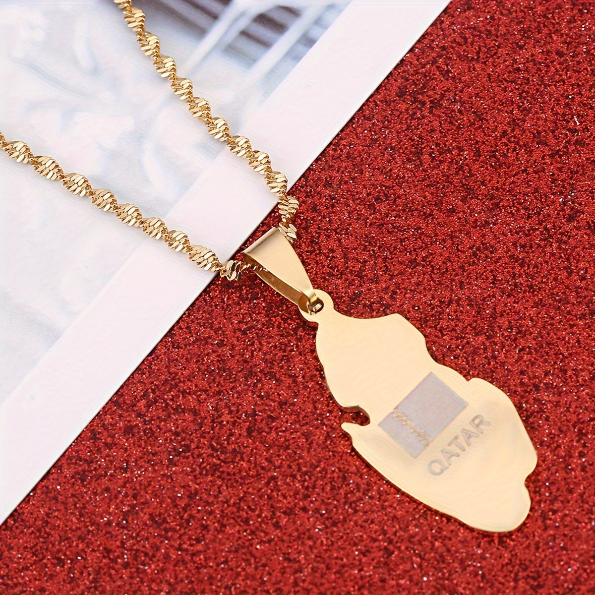 Ushbu zanglamas po'latdan yasalgan Qatar pendant marjon oddiy qabil uslubida bo'lib, kundalik va bayram kiyimlari uchun mukammaldir. U barcha fasllarga mos keladi va mozaika dizayniga ega emas.