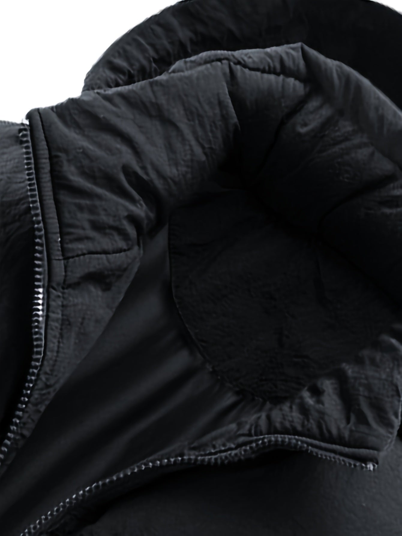 Erkaklar uchun qishki parka - cho'milish uchun iliq kurtka, cho'ntaklar va yaka tafsilotlari bilan