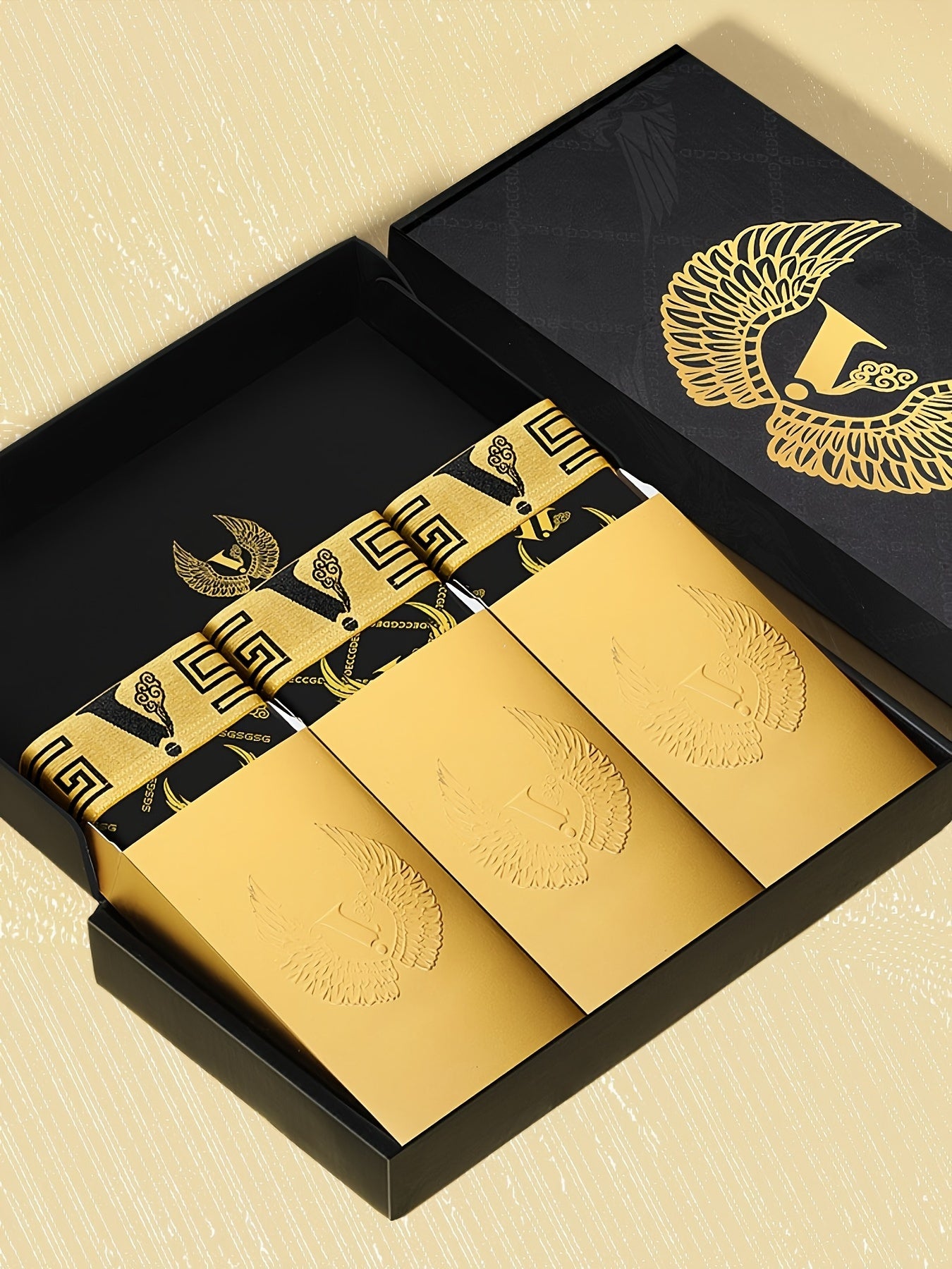 Qora Oltin Sovg'a Qutisi - 3-dona Erkaklar Oltin Qanot va Zanjir Printli Bokser Shortlar To'plami, Qulay va Hashamatli Ichki Kiym, Sovg'a sifatida mukammal