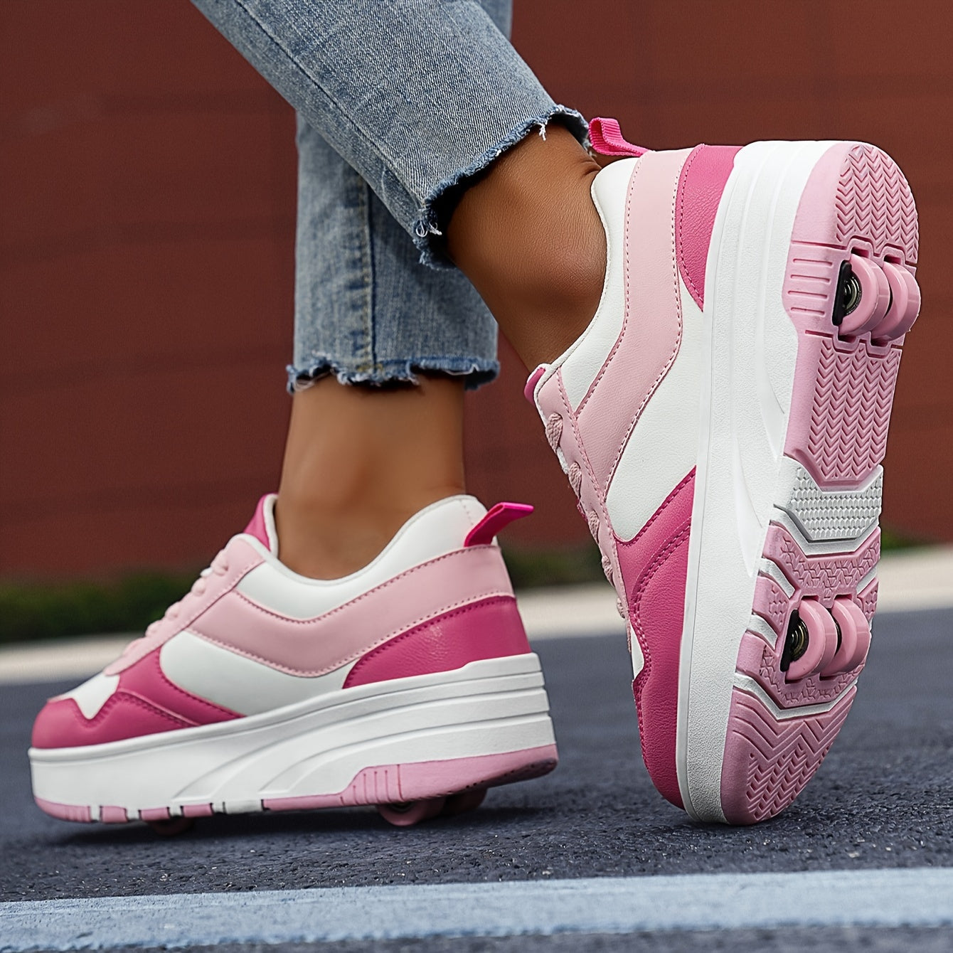 Yoshlar uchun pushti va oq dizayndagi retro uslubidagi moda rolikli konkilar, sozlanadigan qistirma tasmalari va nafas oladigan material. Partiyalar, sport va tasodifiy kiyimlar uchun mukammal. Mustahkam TPR.