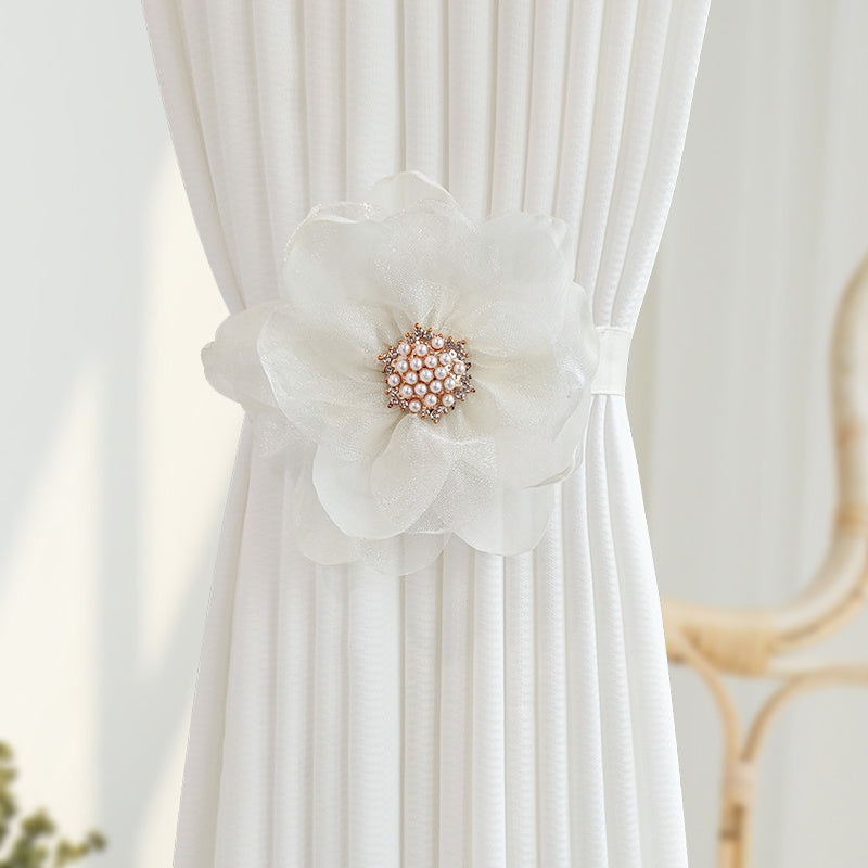 Uyingizning dekoriga nafislik qo'shing, bu go'zal 3D gullar dizayniga ega Magnit Pardalar Bog'ichlari bilan. Yuqori sifatli polyester lentadan tayyorlangan, u yotoqxona yoki yashash xonangizdagi pardalarni ushlab turish uchun mukammaldir.