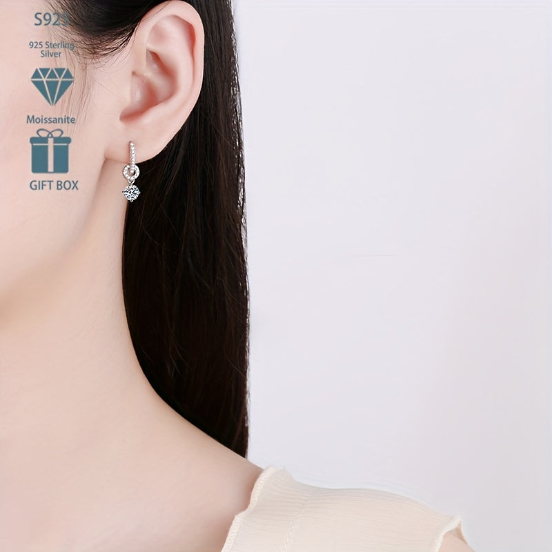 Эти красивые серьги Tancise изготовлены из серебра 925 пробы и украшены потрясающими каплями моиссанита в 5 ярких цветах. Идеальны как для повседневной носки, так и для особых случаев, эти серьги станут продуманным подарком для тех, кто родился в декабре.