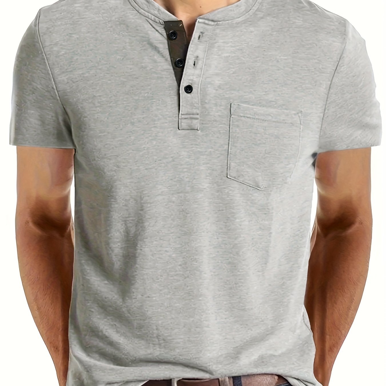 Erkaklar uchun plussiz casual Henley ko'ylagi, qattiq qora rangda, qisqa yenglar, ko'krak cho'ntagi va tugma tafsilotlari bilan, polyesterdan tayyorlangan va mashinada yuvish mumkin.