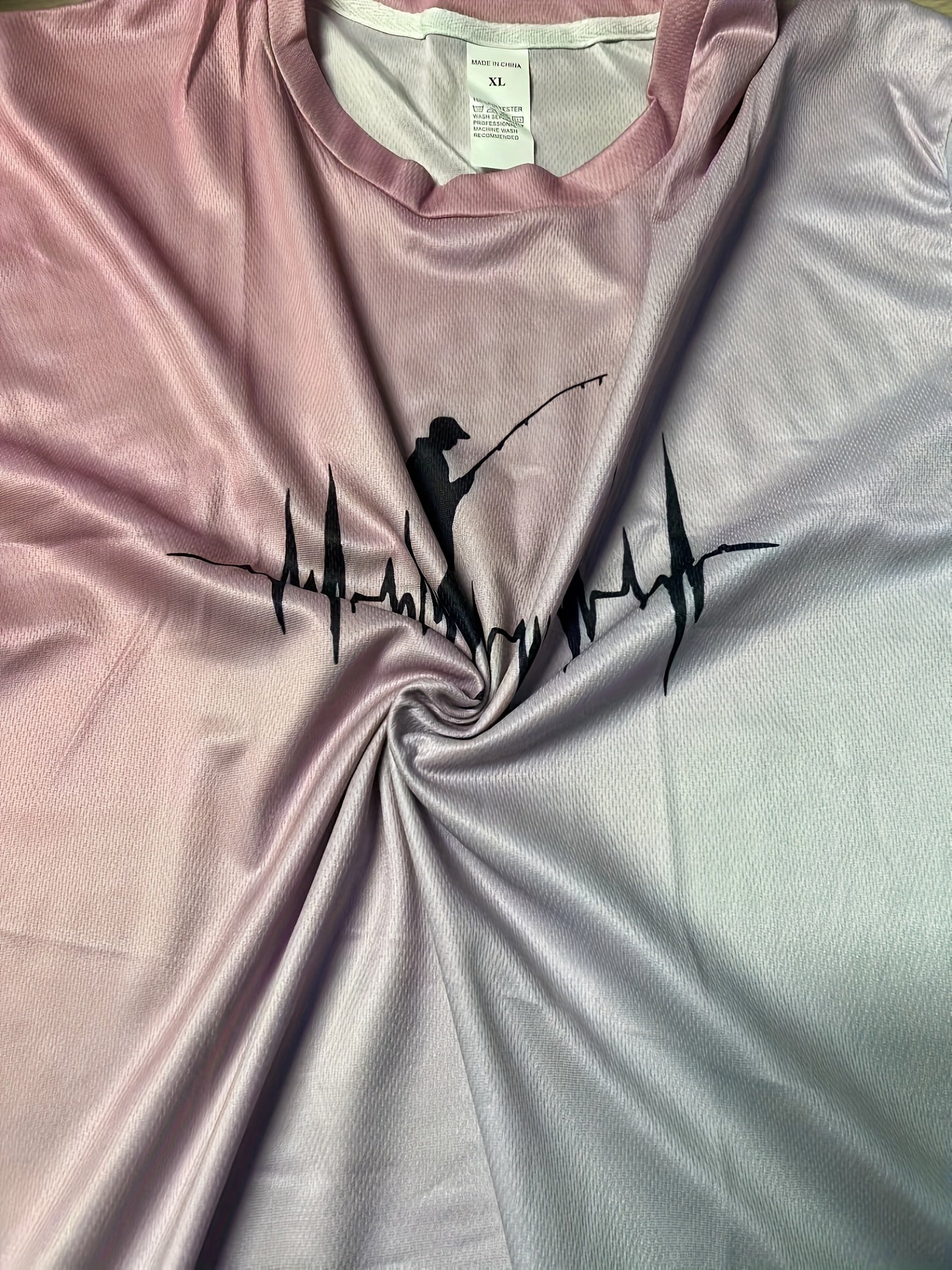 Erkaklar uchun tasodifiy baliq ovlash printli futbolka, cho'ziluvchan mato va dumaloq bo'yin bilan, yozgi ko'cha uslubi uchun mukammal.