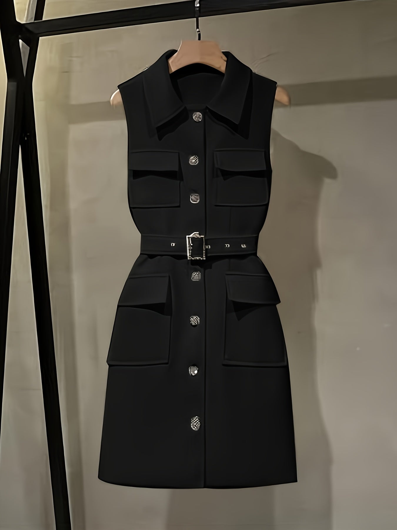 Nian Nian Directional zamonaviy ayollar uchun biznes kiyimini taklif etadi, qora blazer va o'rta uzunlikdagi qalam yubka bilan.