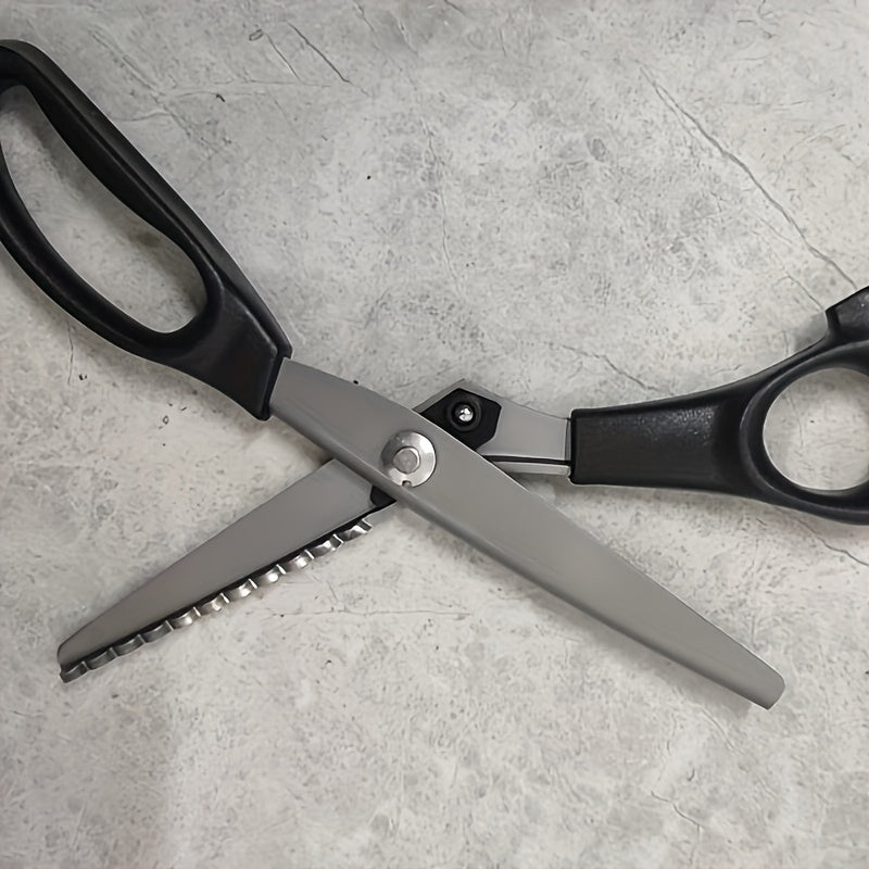 Matolarni kesish uchun tishli qirralarga ega bo'lgan muhim tikuv asbobi. Aniq hunarmandchilik loyihalari uchun ergonomik tutqichli zanglamas po'latdan yasalgan qaychi.