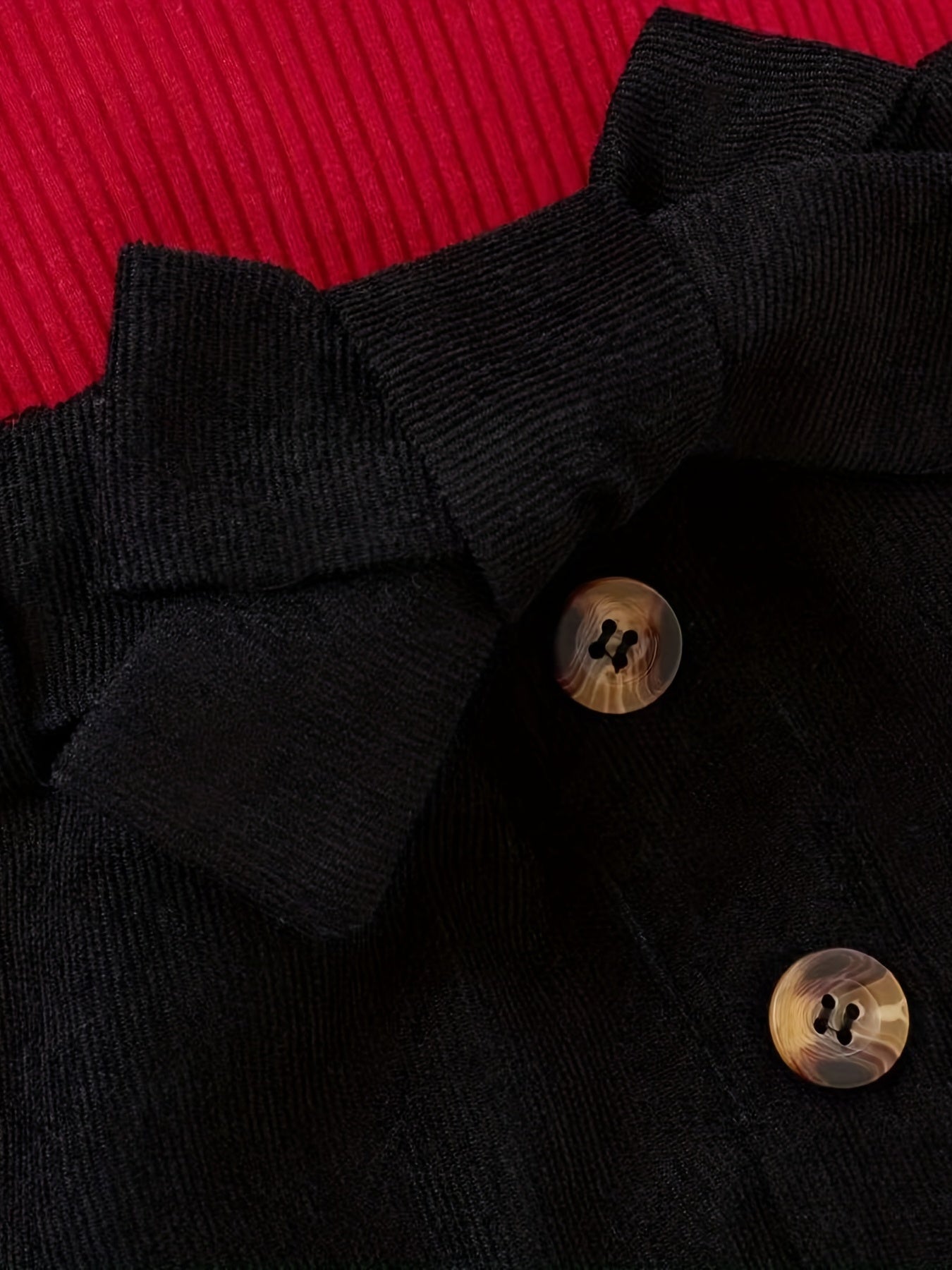 Yevropa va Amerika uslubidagi qizlar uchun kuz va qish kiyimi, ikki qismli to'plamda uchuvchi yengli bolalar bluzkasi va zamonaviy korduroy yubkasi mavjud.