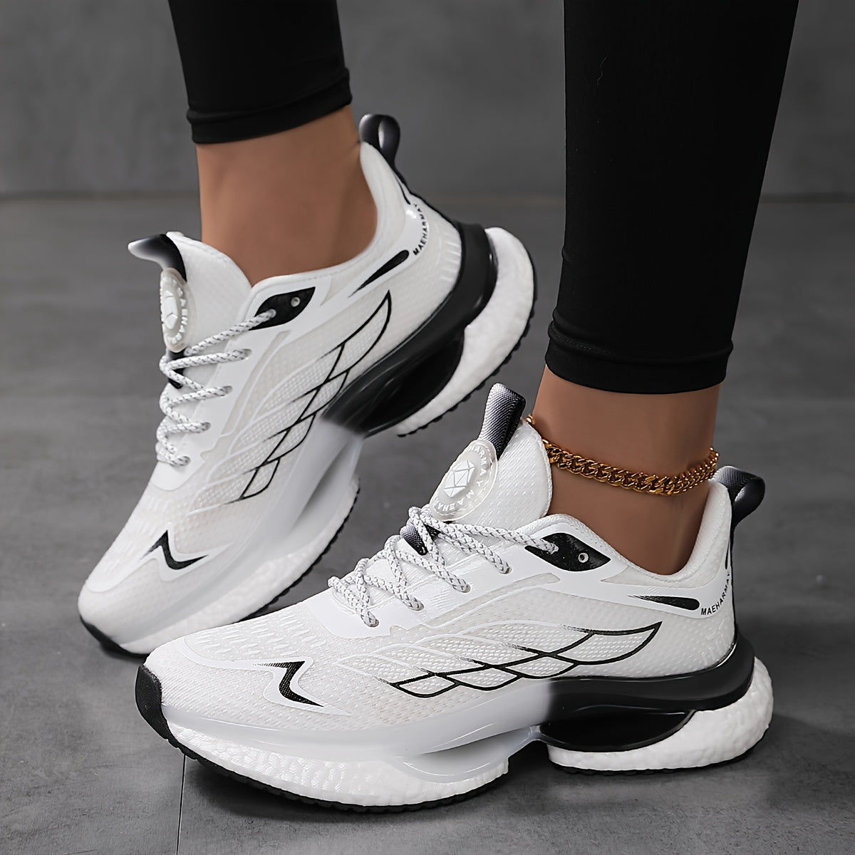 6-12 o'lchamdagi ayollar uchun plus size sport krossovkalari uch xil rangda, engil, nafas oladigan to'r, zarbani yutish, sirpanmas taglik, shoelace yopilishi va tasodifiy past-top dizayni bilan ta'minlangan.