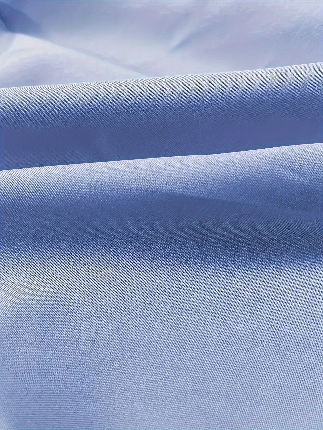 Yoz uchun mo'ljallangan, plus o'lchamdagi ayollar uchun, pastki qismi egilgan, zamonaviy bog'ichli tugmachali ko'ylak.