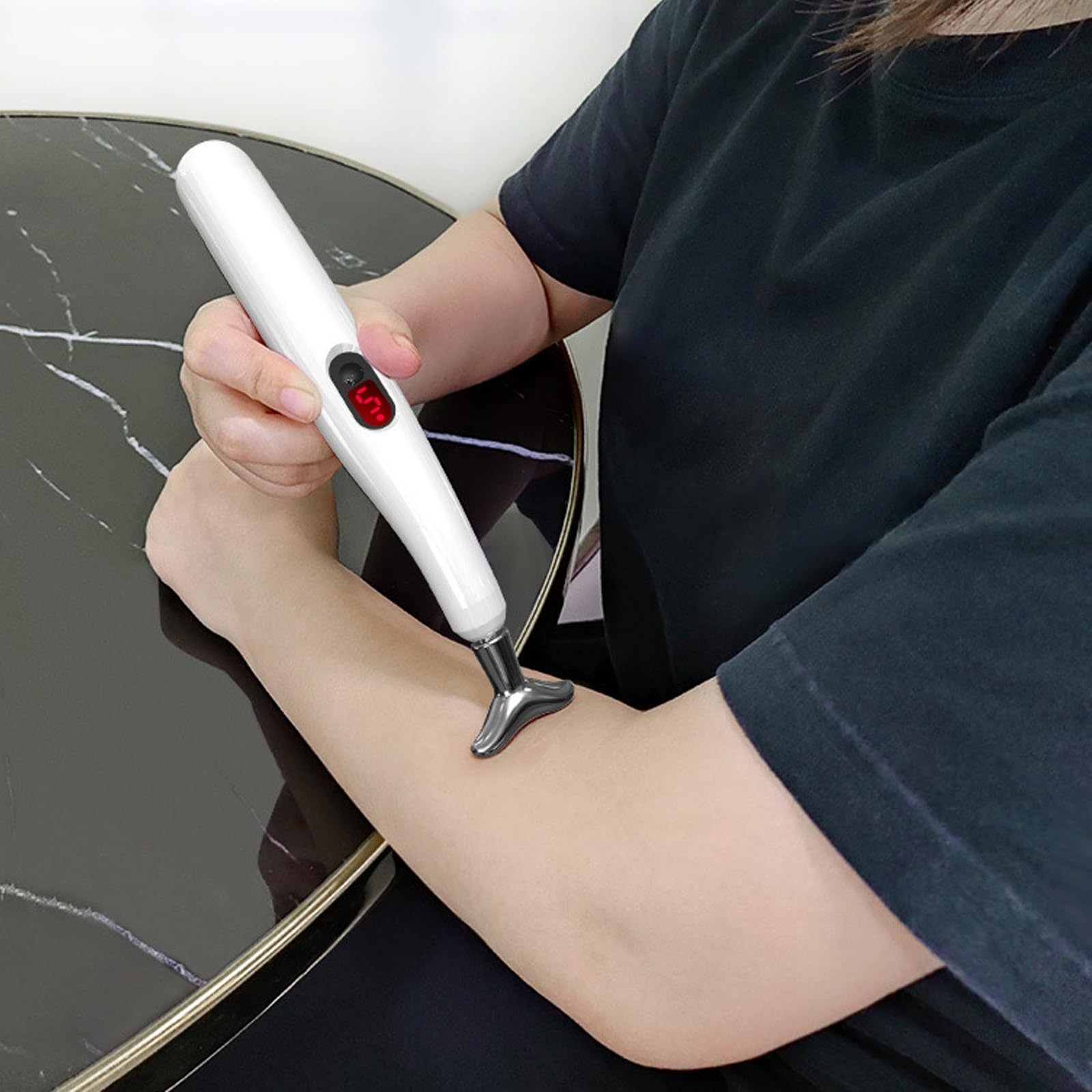 O'zgaruvchan sozlamalari va turli massaj boshliqlari bilan quvvatlanadigan elektr massaj qalam, uyda yoki sayohatda foydalanish uchun.