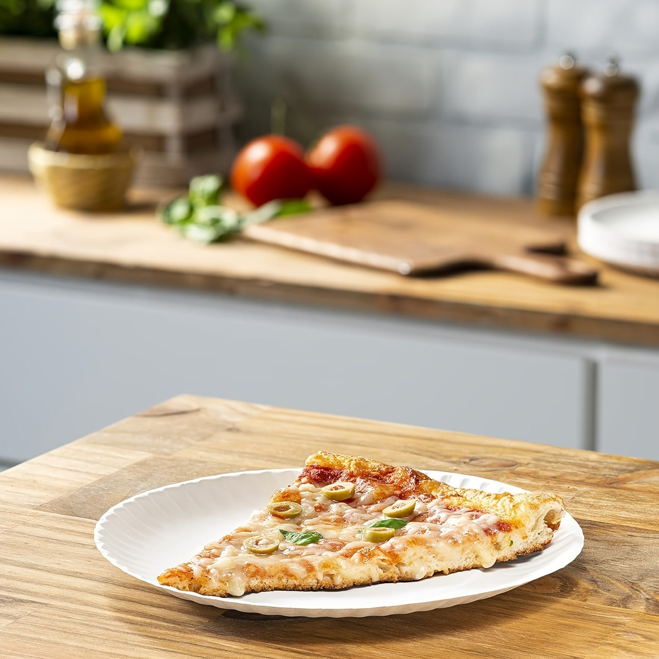 100-Pack 9-Inch Uncoated Paper Plates for Parties, Snacks, BBQs, Dinners