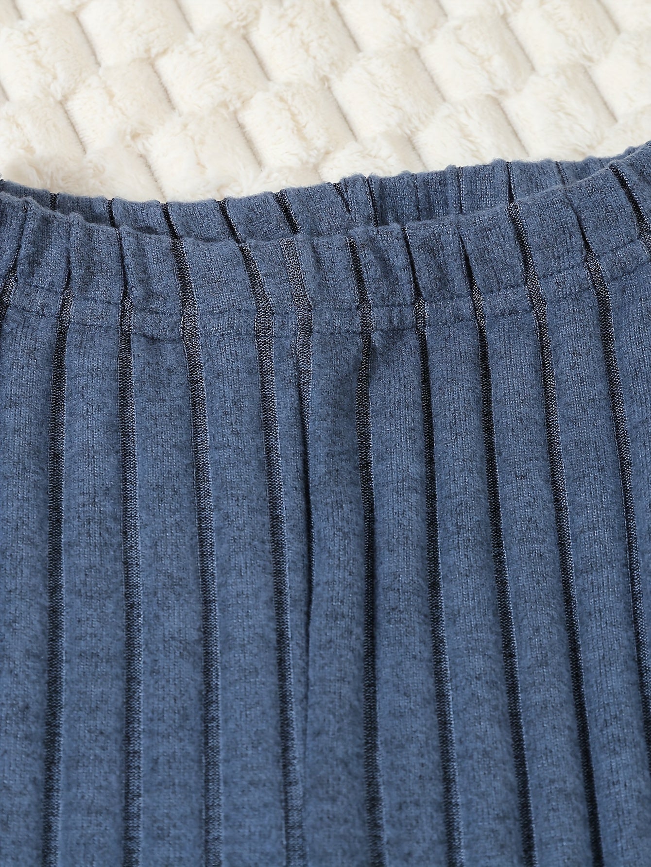 3-qismli o'g'il bolalar uchun rangli blokli ribbed trikotaj to'plami ko'k/oq/qora rangda, yumshoq va cho'ziluvchan uzun qo'lqopli bluzkalar va oddiy shimlar bilan. Har kuni qulaylik uchun mashinada yuvish mumkin. Tashqi faoliyatlar uchun mukammal.