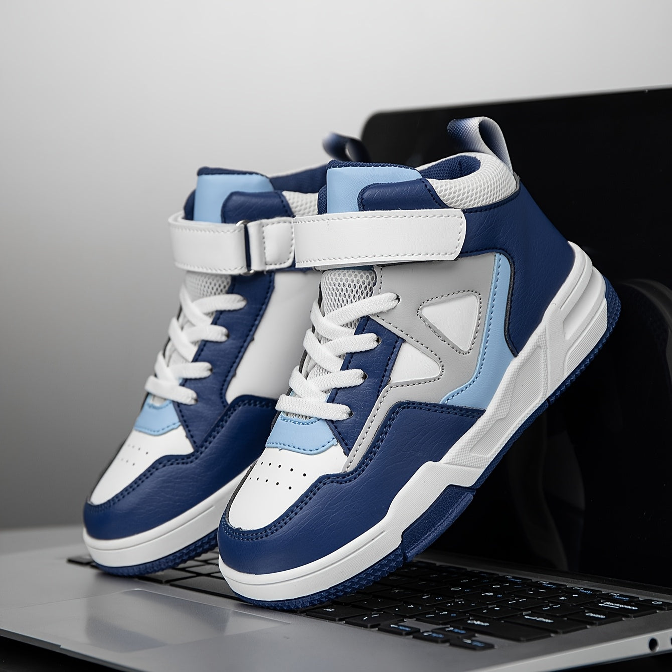 Zapatillas altas para niños con bloques de colores geométricos, cierre de velcro y parte superior de PU duradera