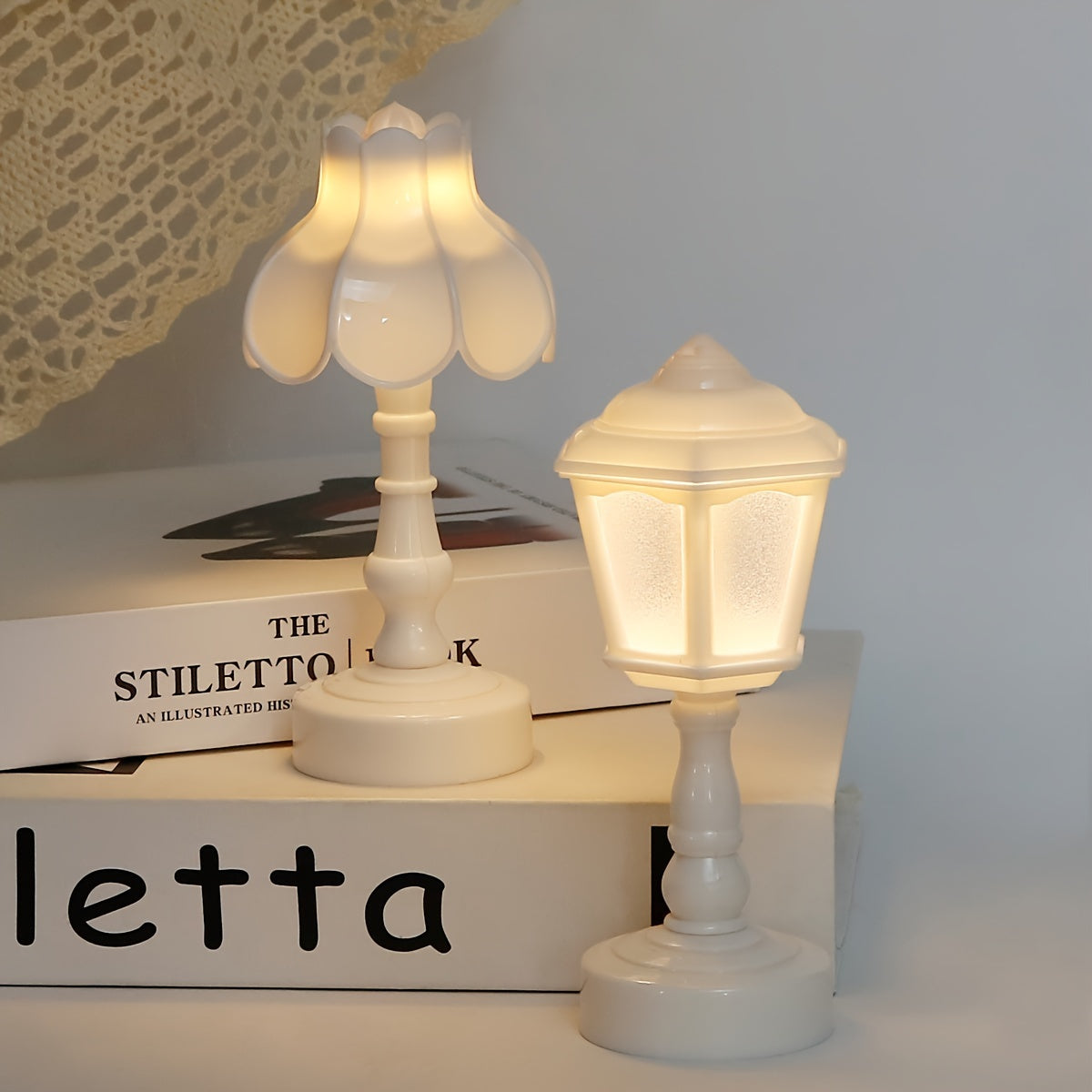 Gul shaklidagi mini LED stol lampasi yotoqxona va ish stoli bezatish uchun ideal, shuningdek, noyob uy iliq sovg‘asi yoki kafe/otel bezatish uchun ajoyib.