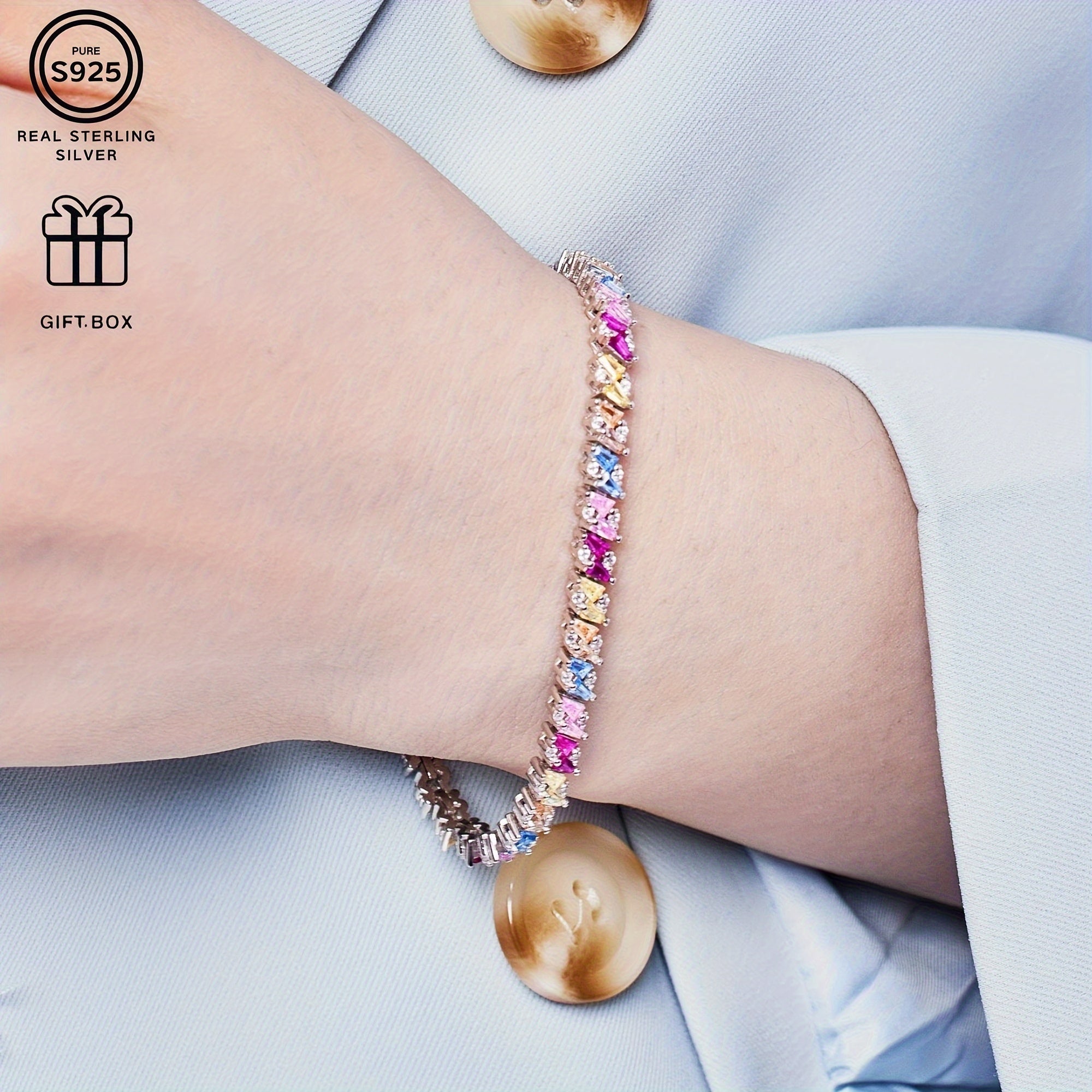 Ajoyib 925 sterling kumush tennis bilaguzuk, porloq olmoslar qatori bilan bezatilgan, sezgir teri uchun mos. Vaqt o‘tmas dizayni bilan, bu bilaguzuk tug‘ilgan kunlar, yubileylar, bitiruvlar va to‘ylarni nishonlash uchun ideal. Kelayotgan joyda