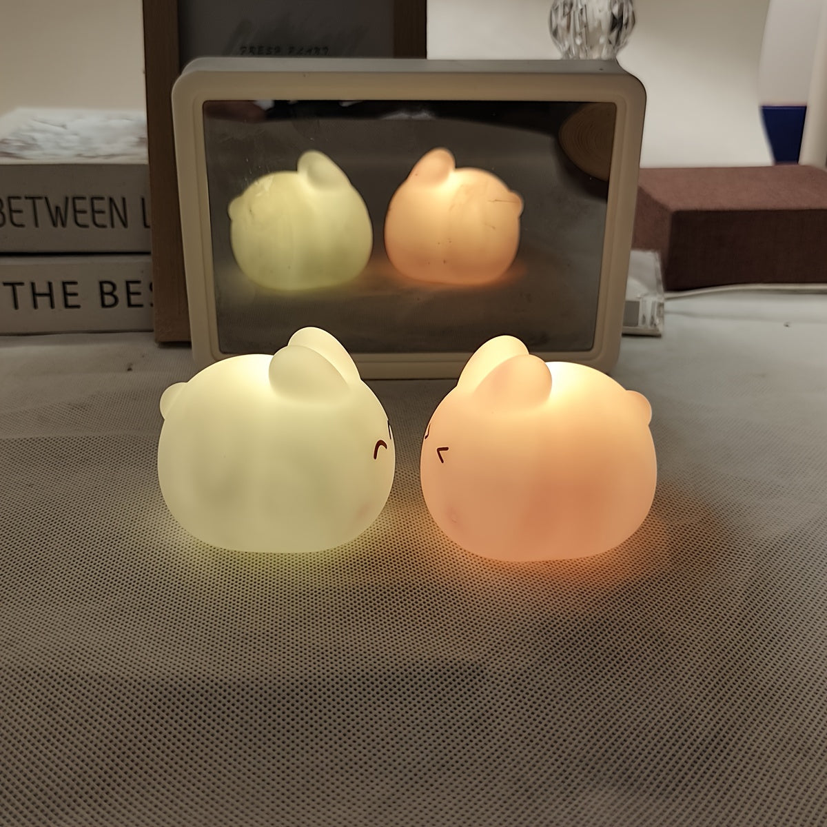 Sevimli quyon LED lampasi, yotoq xonasi bezatish uchun yoki do'stlar va oilaga bayramlar va tug'ilgan kunlar uchun sovg'a sifatida mukammal. Kichik, ko'chma va tugma batareyalar bilan ishlaydi.