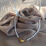 Qoʻlda tayyorlangan uzuk, yangi daryoda oʻsgan guruch shaklidagi marjonlar va yurak pendanti bilan, ayollar yoki erkaklar uchun