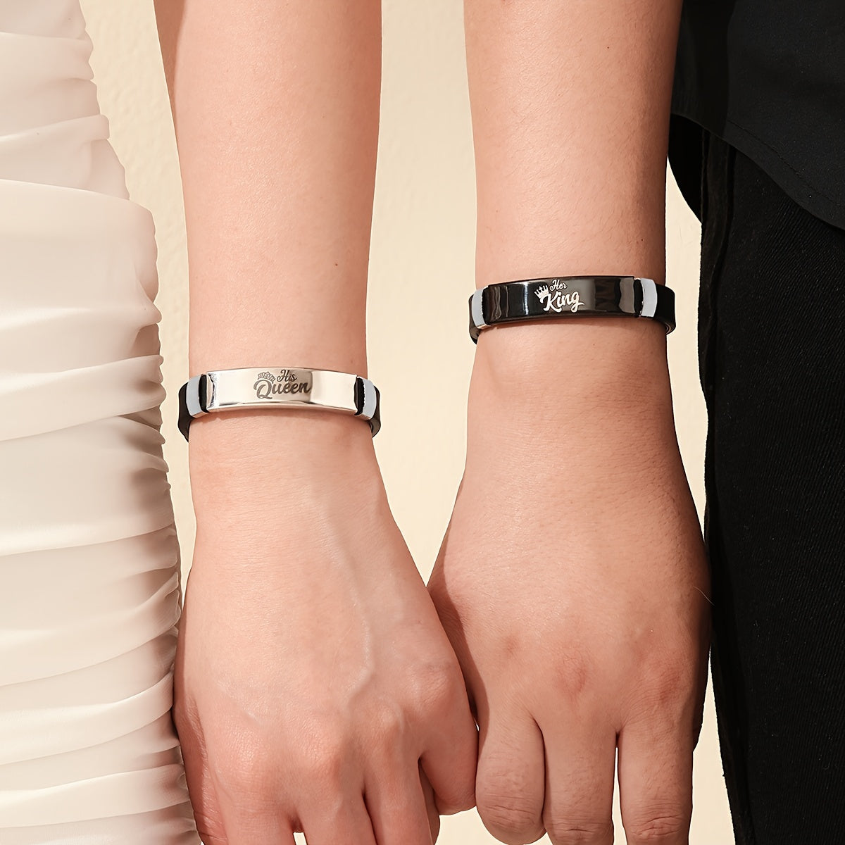 "HER KING" va "HIS QUEEN" dizayni bilan mos keladigan taxtalar juftligi, porlaydigan silikon materialdan tayyorlangan, juftlar uchun mukammal.