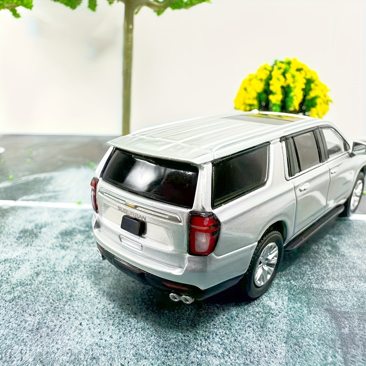 Coche de juguete para niños, modelo de aleación para Chevrolet Suburban SUV, clásico, de fundición a presión, coleccionable