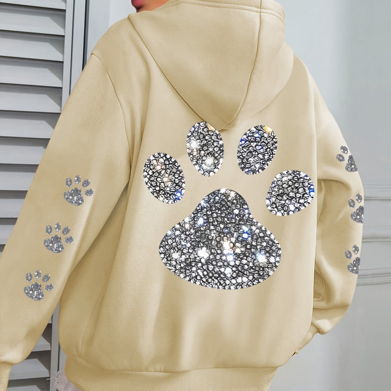 Ayollar uchun kattaroq o'lchamli hoodie polyesterli mushuk paw print pullover, cho'ntak bilan
