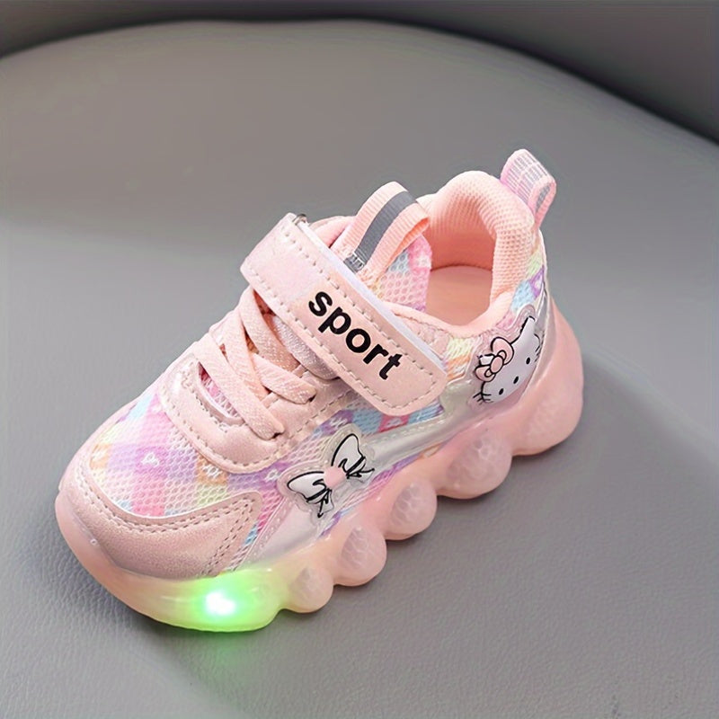 Sanrio qizlar uchun rang-barang multfilm bosmalariga ega LED yoritilgan krossovkalar, tasodifiy va ochiq havoda kiyish uchun mukammal. Qiziqarli va nafas oladigan to'r dizayni.