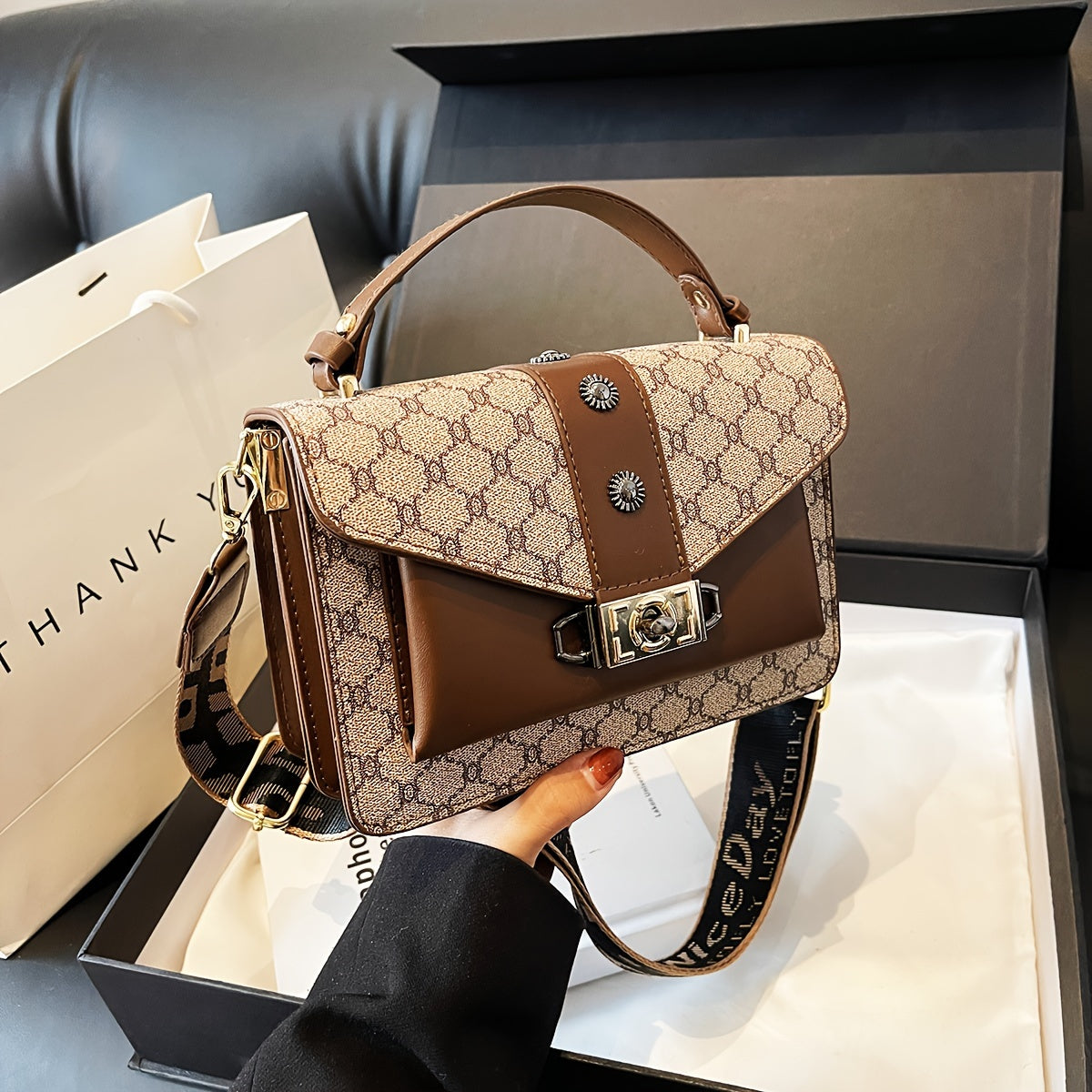 Стильная, просторная маленькая квадратная сумка для женщин среднего возраста с элегантным плечевым ремнем и кроссбоди дизайном.