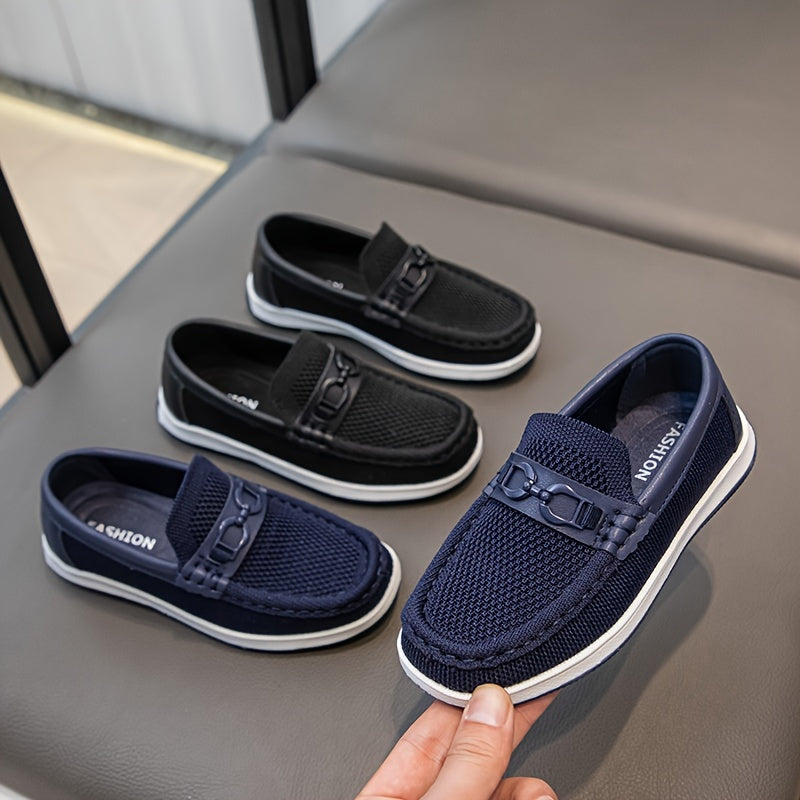 Erkaklar uchun slip-on loafers nafas oladigan mato, engil dizayn, dumaloq barmoq, past yuqori, TPR taglik bilan ajralib turadi. Kundalik va biznes kiyimlari uchun mos bo'lib, minimalist uslubda har kuni qulaylik ta'minlaydi.