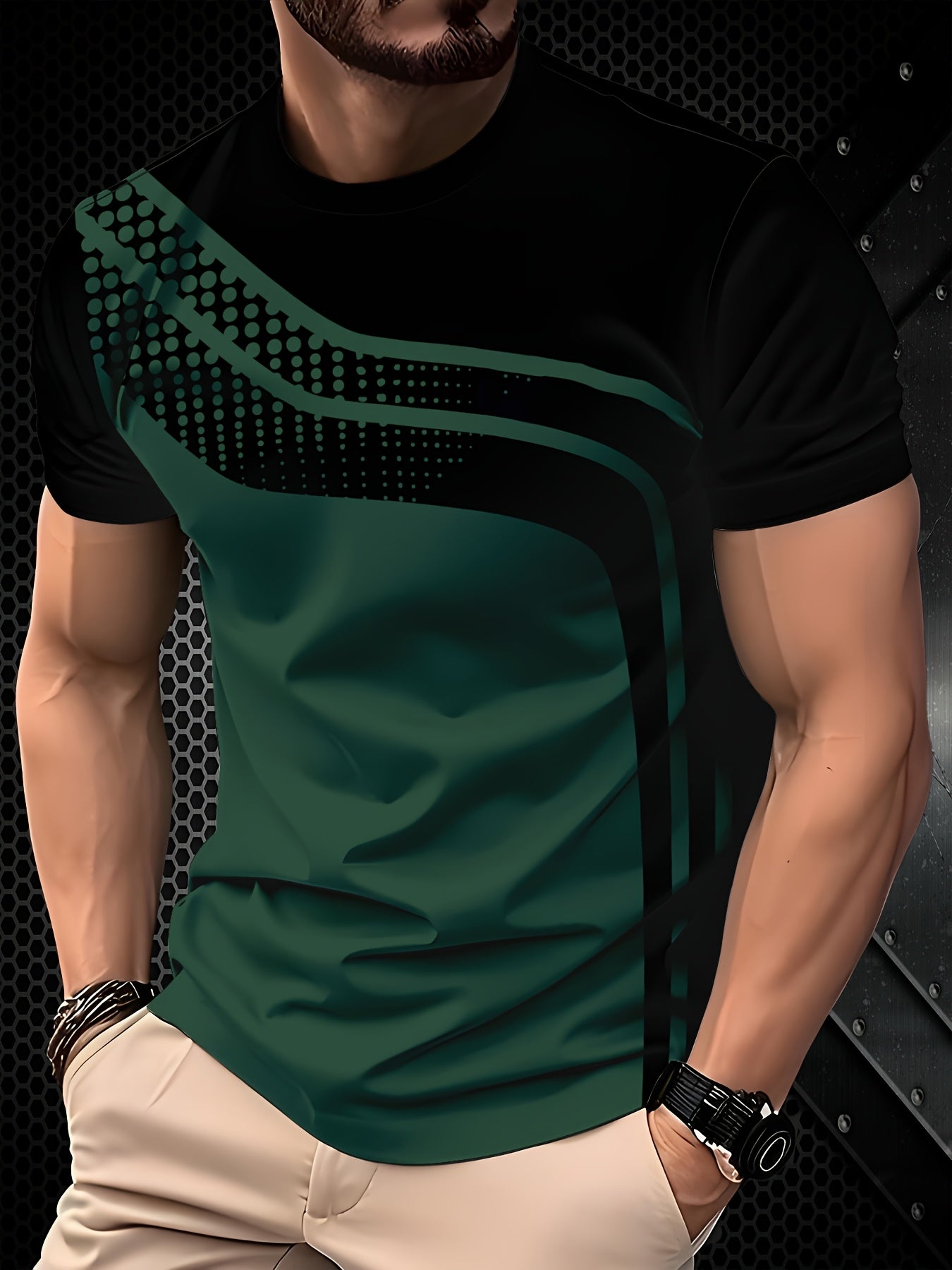 Zamonaviy erkaklar uchun qora va kulrang chiziqli qisqa yengli futbolka, raqamli bosma bilan. Havo o'tkazuvchi, namni yutuvchi polyesterdan tayyorlangan. Mustahkam va mashinada yuvish uchun qulay. Norasmiy yoki rasmiy kiyim uchun mukammal.