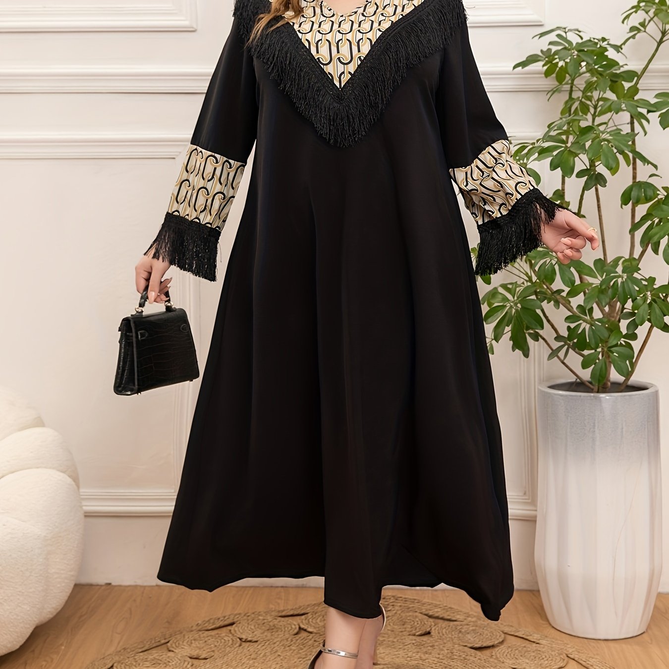 Plus o'lcham ayollar uchun V-yonoqli tassel kiyi qora geometrik bosma barcha mavsum uchun