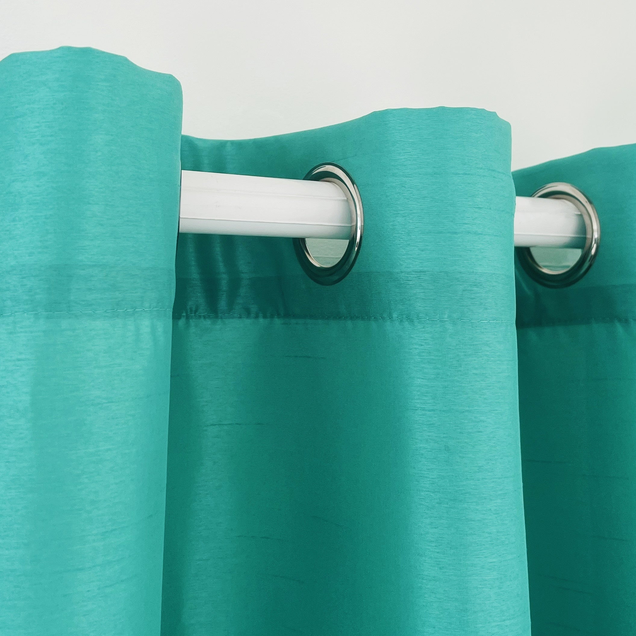 Занавески с люверсами для затемнения, идеально подходящие для спальни или гостиной, доступны в двух размерах: 139,7*213,36 см или 139,7*241,3 см. Блокируйте солнечный свет и создавайте затемняющий эффект в вашей комнате.